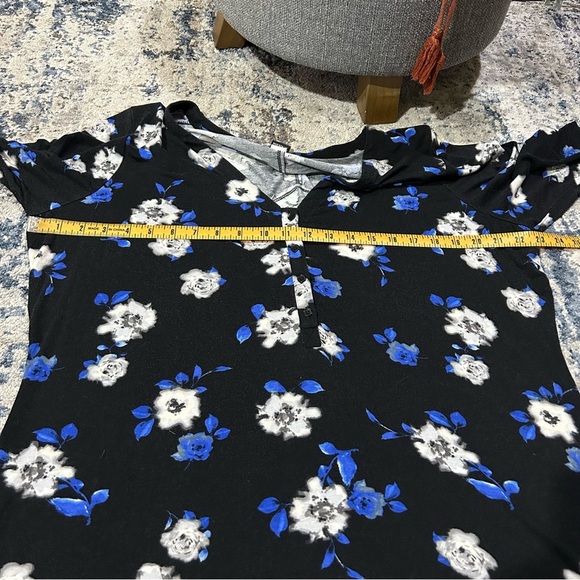 Torrid Black White & Blue Floral V-Neck Short Sleeve Blouse Size 3X - Picture 9 of 12
